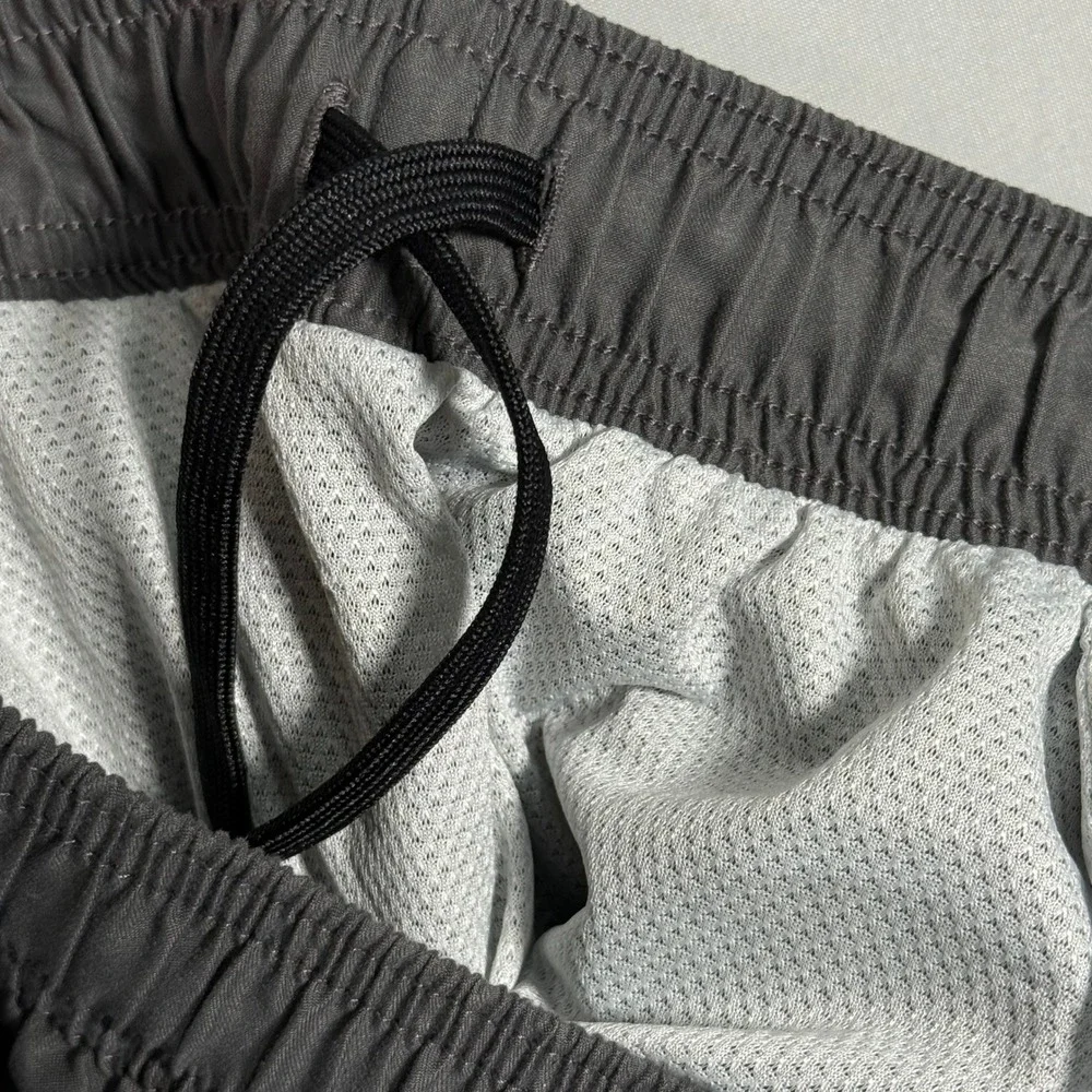 Nike Mens Gray Swim Trunks Mesh Lined Board Shorts NESSA558 Size L 8 Inch Inseam